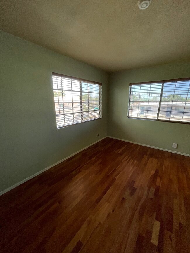 Building Photo - 15946 Vanowen St