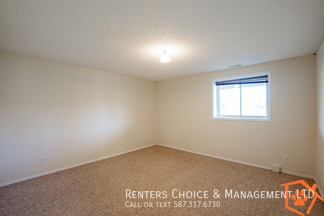Photo du bâtiment - Pet Friendly Basement  Condo, Utilities Included, Laundry In Unit
