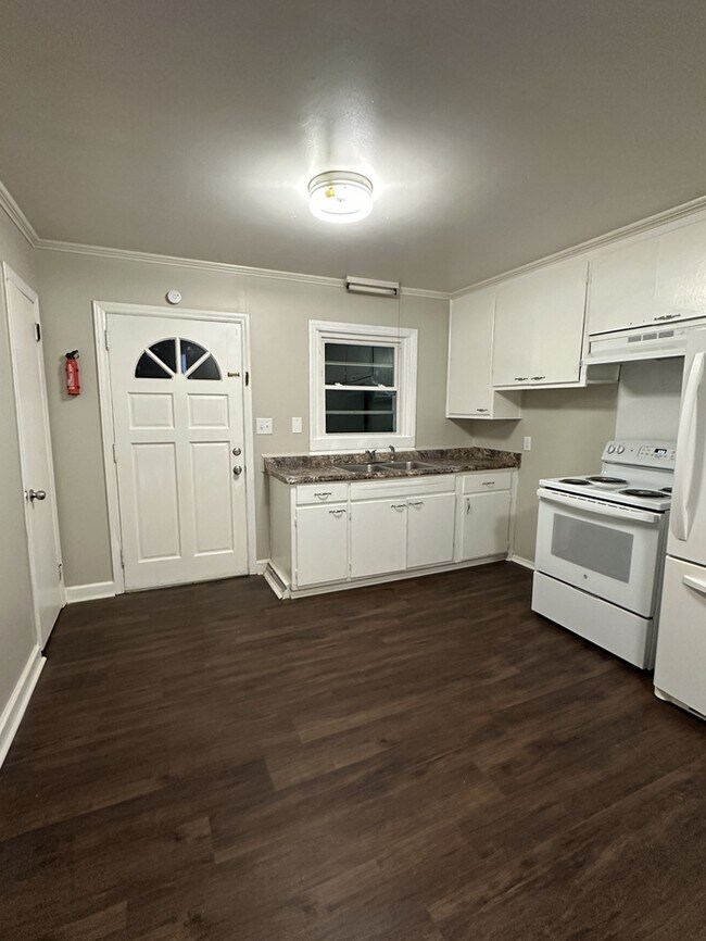 Foto del edificio - NEW TO MARKET: Spacious 2 bedroom apartment