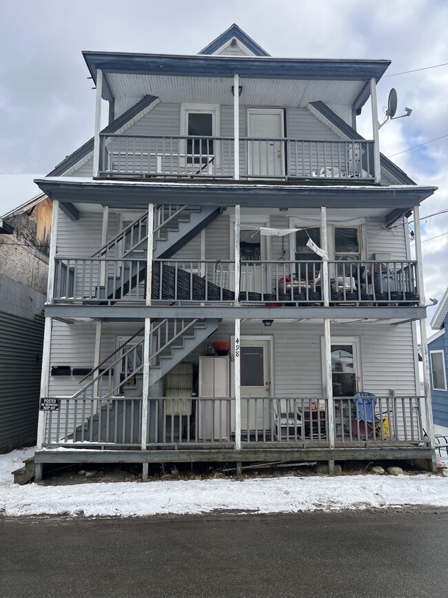 Building Photo - 498 School St