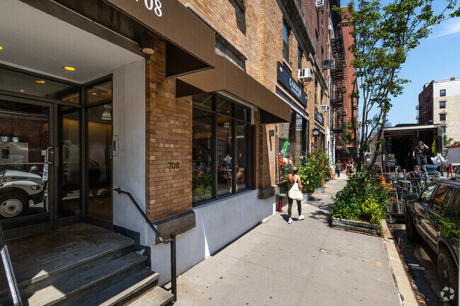 Building Photo - 710 Greenwich St