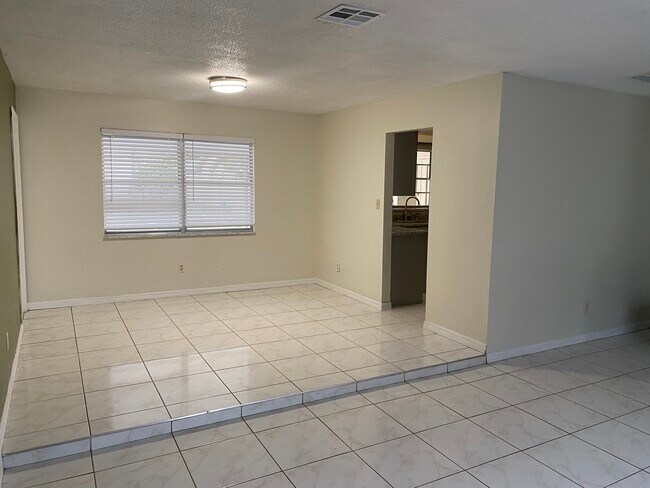 Building Photo - 1123 Queen Elaine Dr