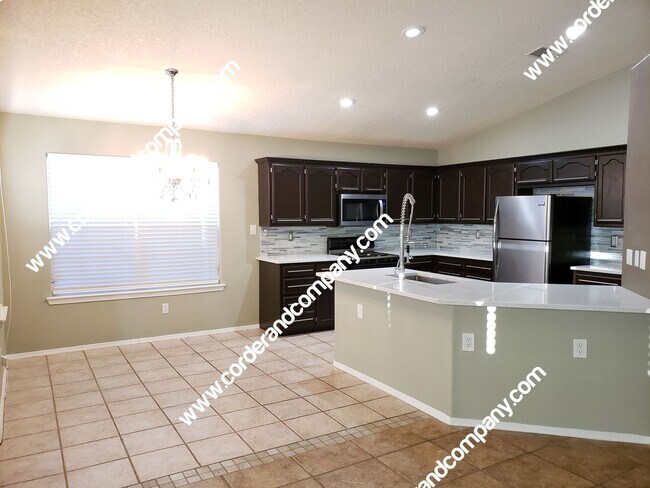Foto del edificio - Beautiful 3 Bedroom, 2 Bathroom, 3 Car Gar...