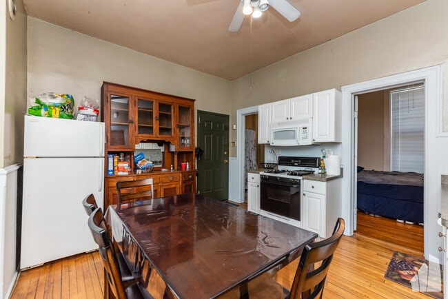 Building Photo - 1102 N Marshfield Ave