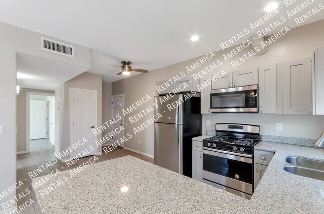 Building Photo - 2Bed/1Bath w/ Beautiful Interior Available...