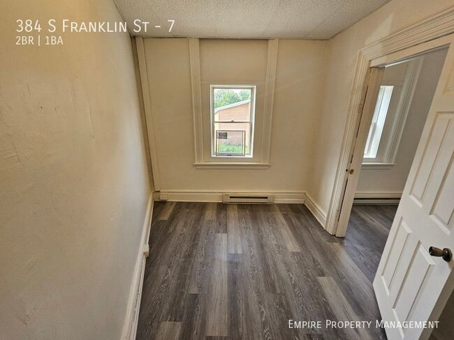 Foto del edificio - 384 S Franklin St