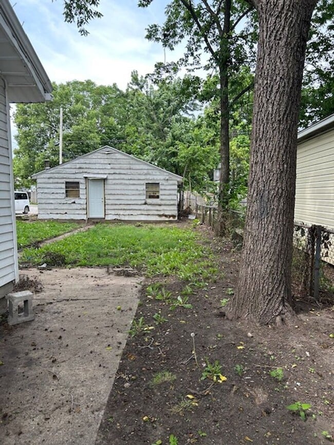 Building Photo - 425 Huffman Ave