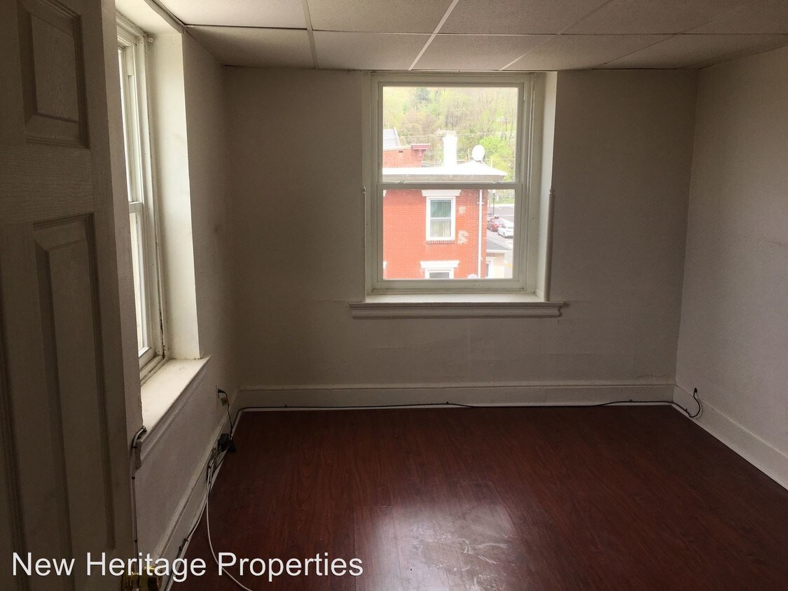32 N 3rd Ave, Coatesville, PA 19320 Room for Rent in Coatesville, PA