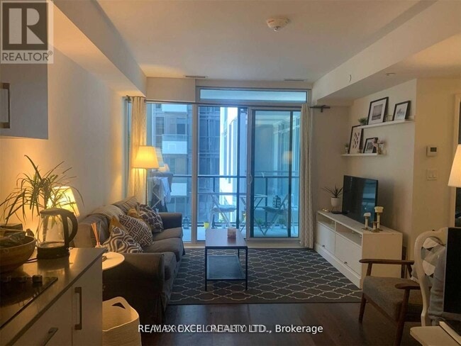 Building Photo - 576 Front St W