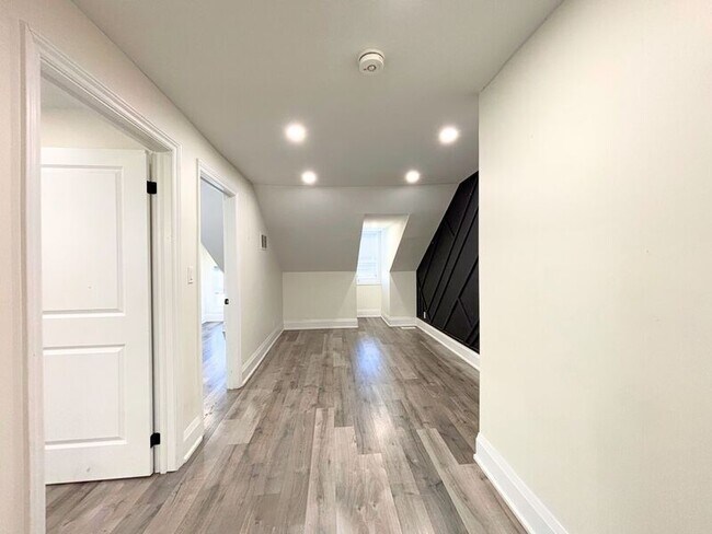 Photo du bâtiment - 87 Victoria Ave N