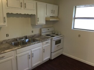 Building Photo - 1301 E 9th Duplex