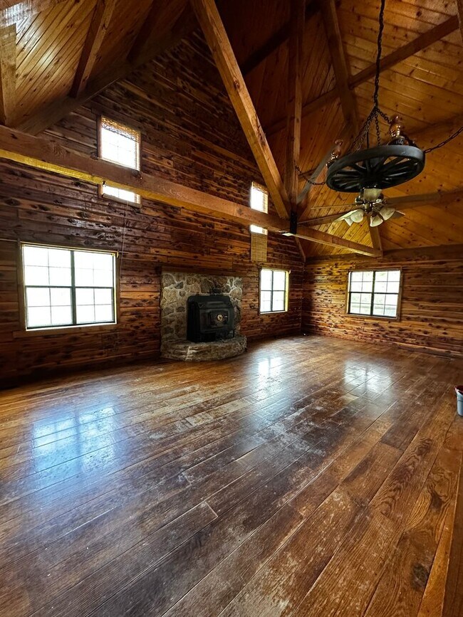 Foto del edificio - Log Cabin in Pilot Grove, MO