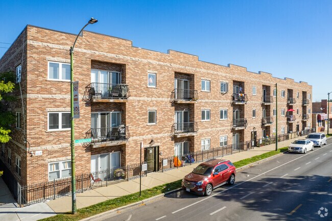 Building Photo - 6112 W Diversey Ave