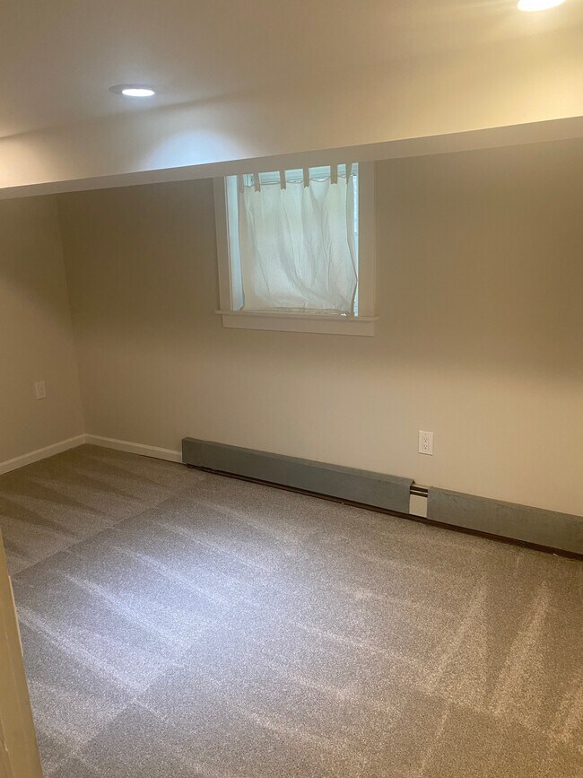 Bedroom - 1931 W Eddy St
