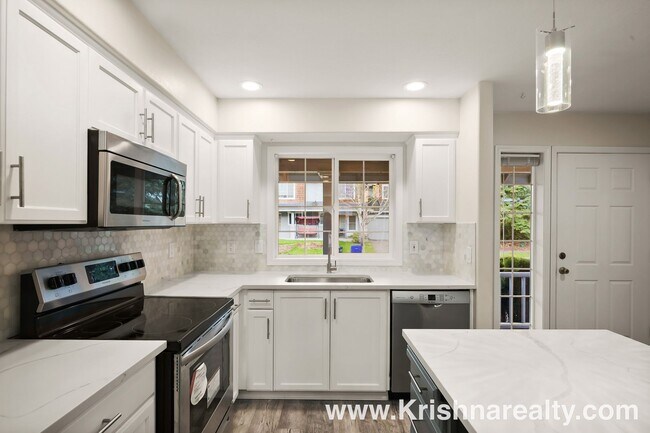 Foto del edificio - Gorgeous 3 BD* 2.5 BA* Updated Duplex Located in Historic Orenco in the Elk Meadows Community! *S...