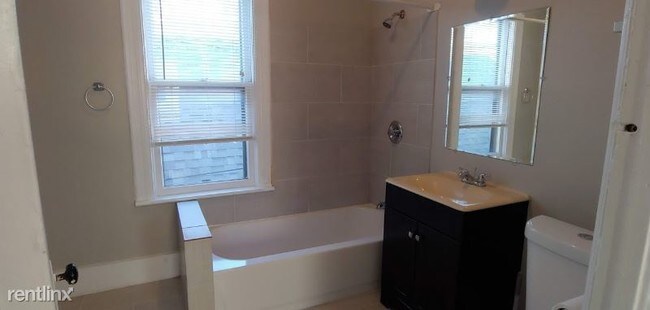 Foto del edificio - 2463 N Bartlett Ave
