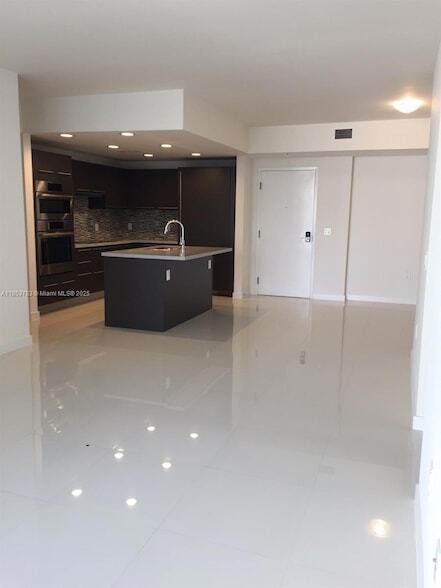 Foto del edificio - 7825 NW 107th Ave