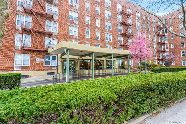 Foto del edificio - 59-30-59108 108th St