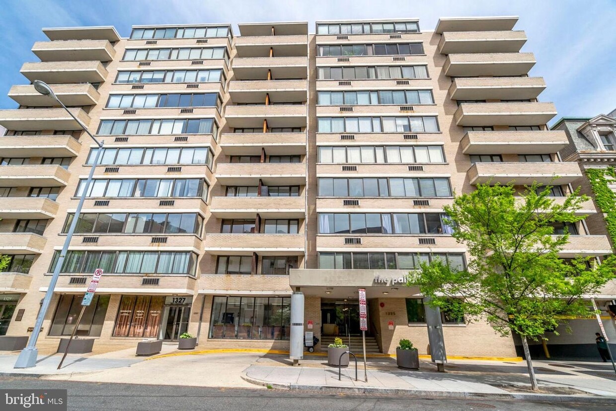 Foto principal - City Living! Stunning One Bedroom W/All En...