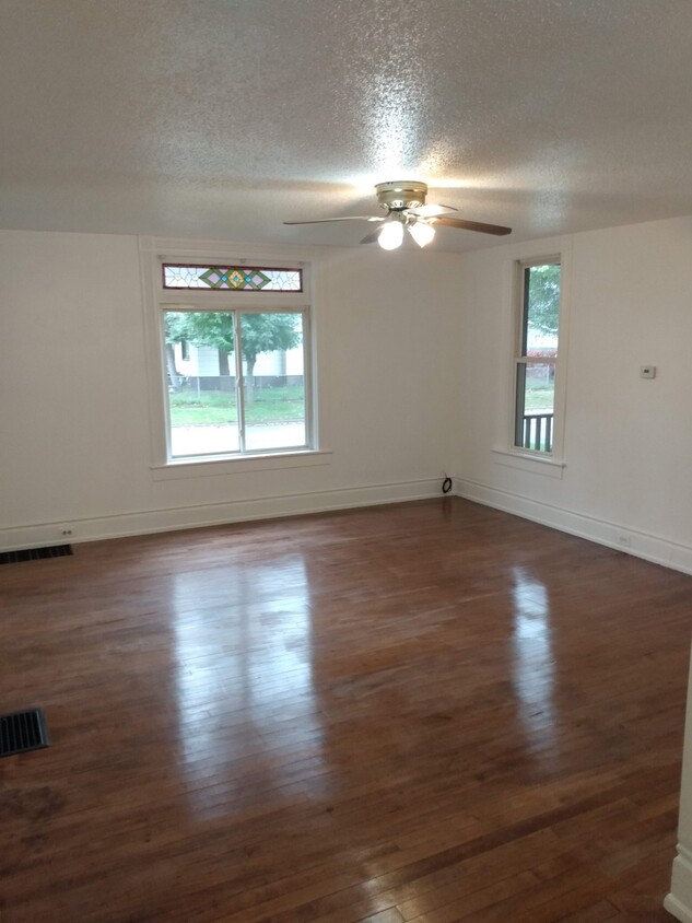 Large bright livingroom stained glass windows - 701 Litchfield St