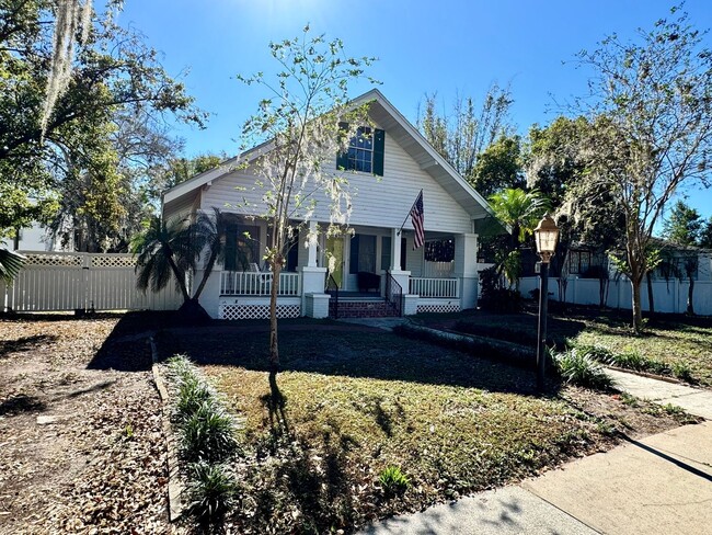 Building Photo - Charming home near downtown and the lake