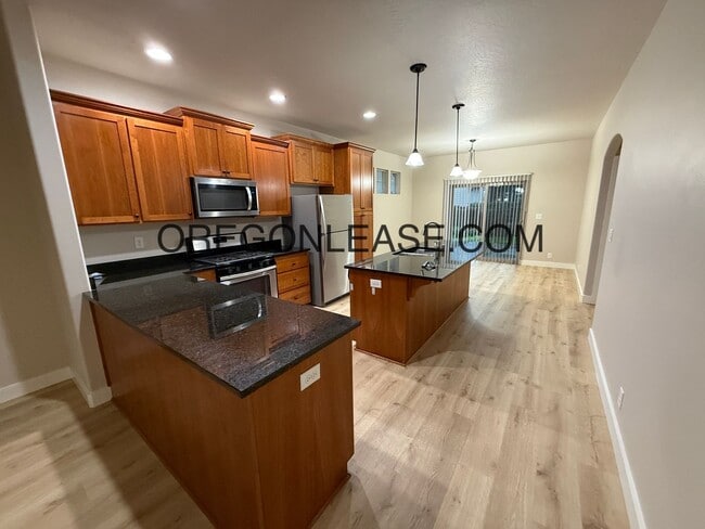 Building Photo - 3 bedroom 2 bath River rd home