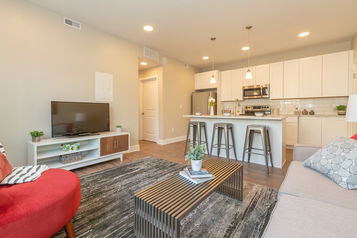 Living Area - 2220 W Master St