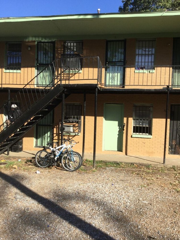 Primary Photo - 649 E McLemore Ave