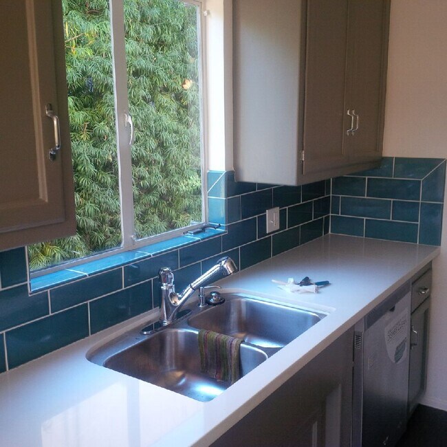 kitchen - 809 N Las Palmas Ave