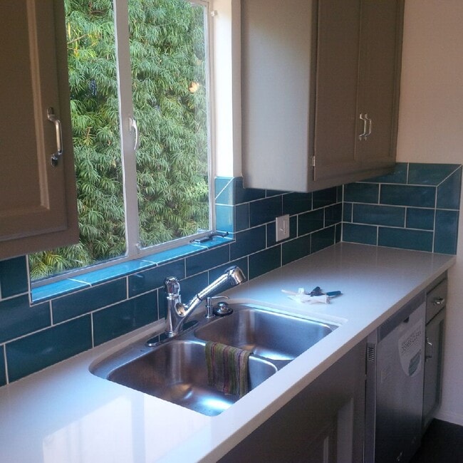 kitchen - 809 N Las Palmas Ave