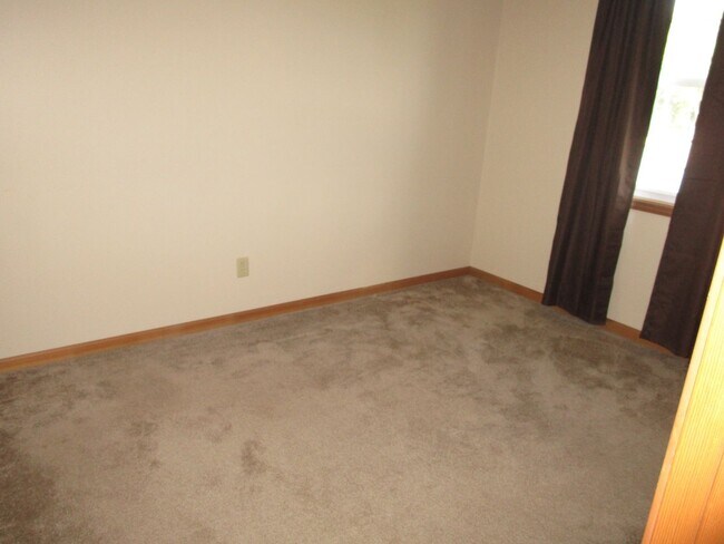 Building Photo - New Listing in Albion, Indiana!