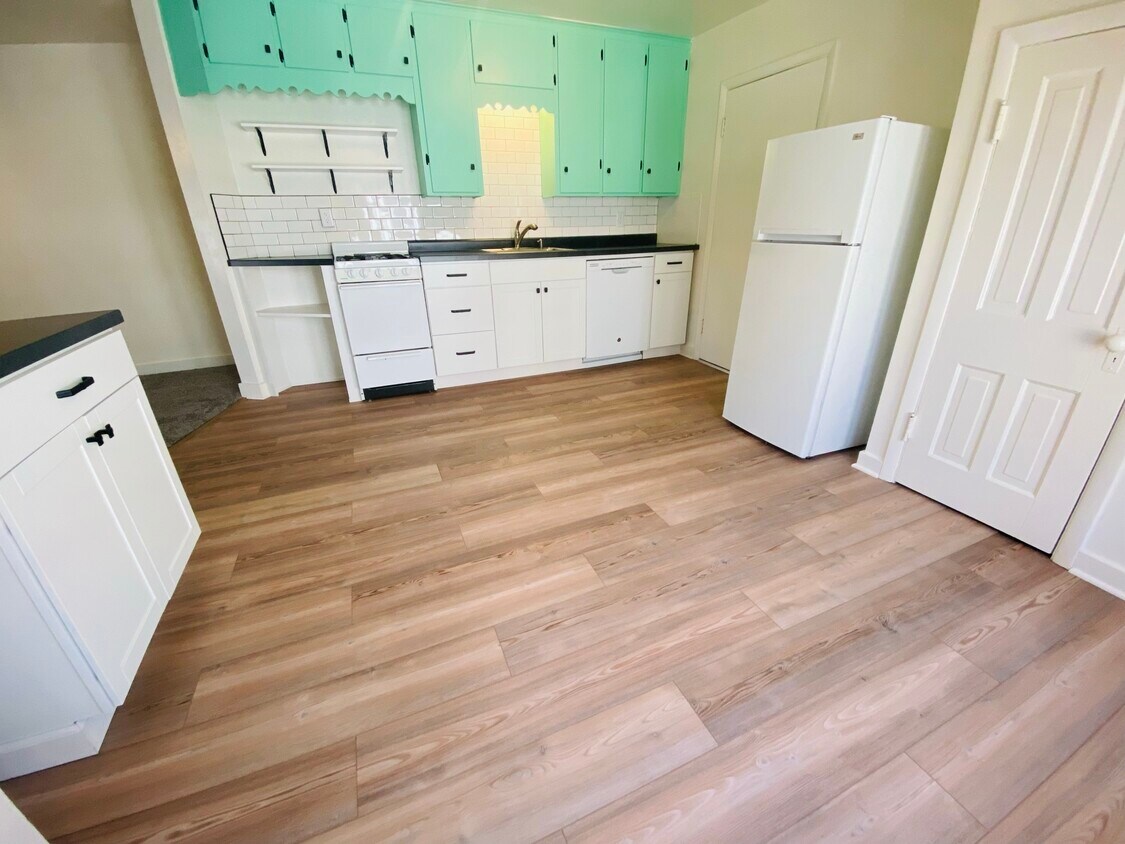 215 Fairchild St, Iowa City, IA 52245 215 Fairchild St Iowa City, IA