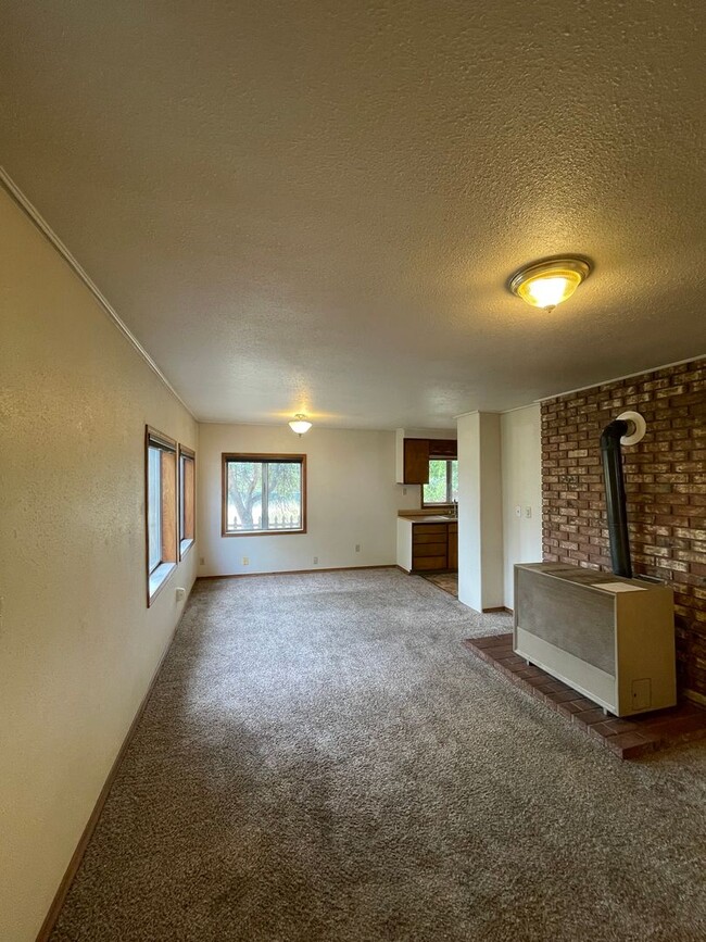 Building Photo - Nice 4 bedroom, 2.5 bath home featuring 1,...