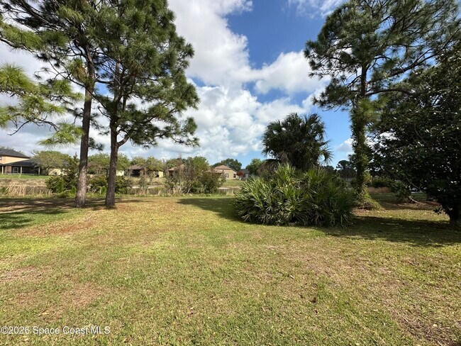 Foto del edificio - 670 Benton Dr