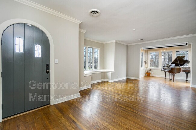 Building Photo - 1802 Linden Ave