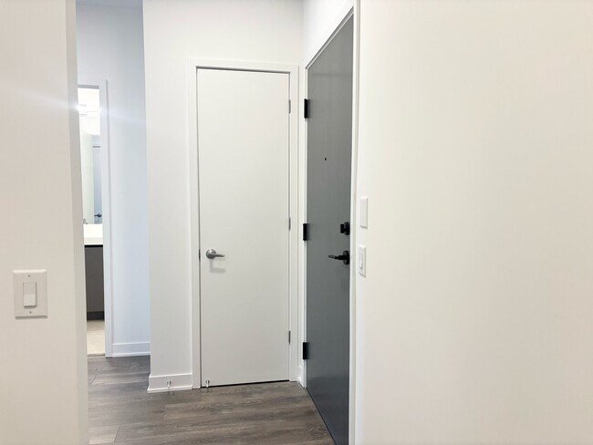 Photo du bâtiment - 1 BED + DEN - 1 BATH - BRAMPTON - CONDO