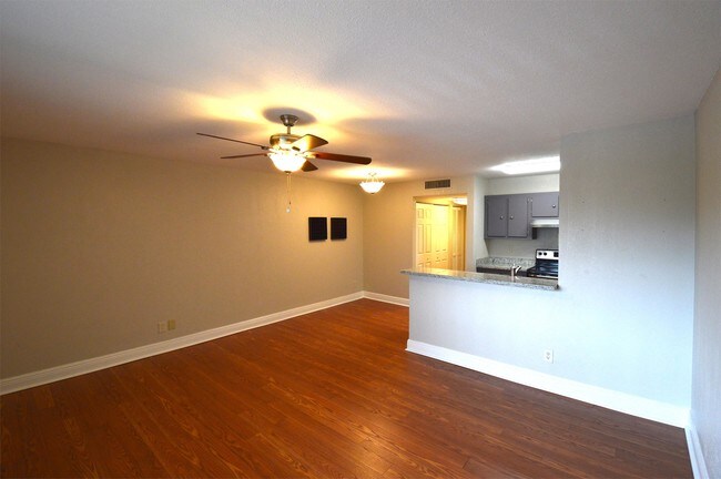 Building Photo - 1632 Meadows Cir W