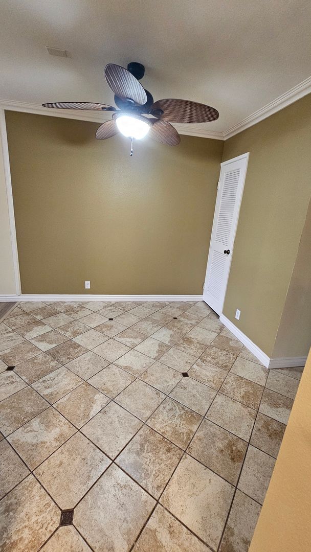 Building Photo - Centrally Located Simi 2 Bed 2 Bath Condo....