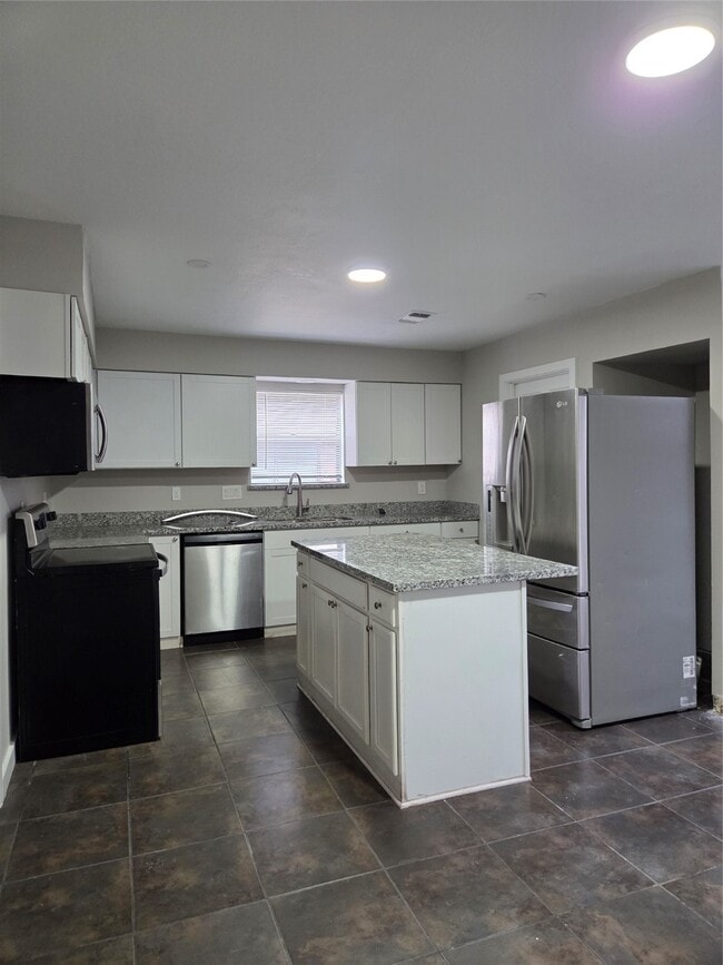 Building Photo - 9115 Woodleigh Dr