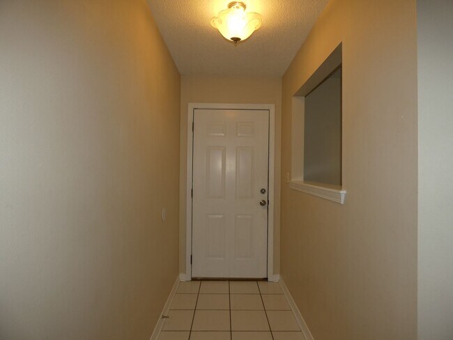 Foto del edificio - Spacious 3-Bedroom Home — Large Backyard