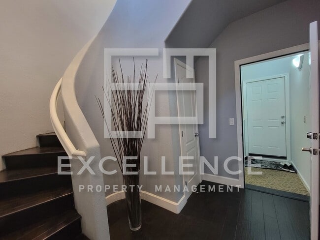 Building Photo - Beautifully Updated 2/2 with 2 Car Garage,...
