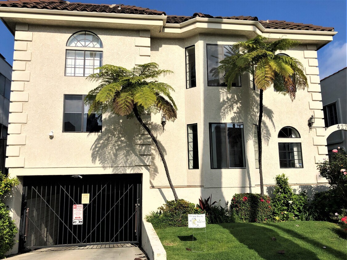 Primary Photo - 422 S Palm Dr