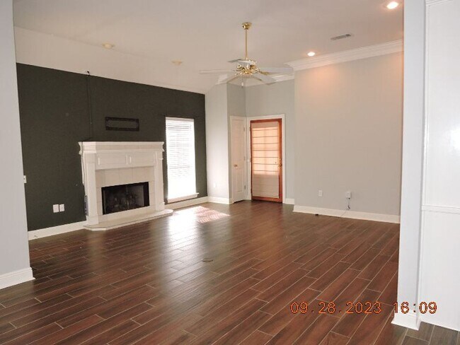 Foto del edificio - Desirable Greenbriar Hollow Subdivision