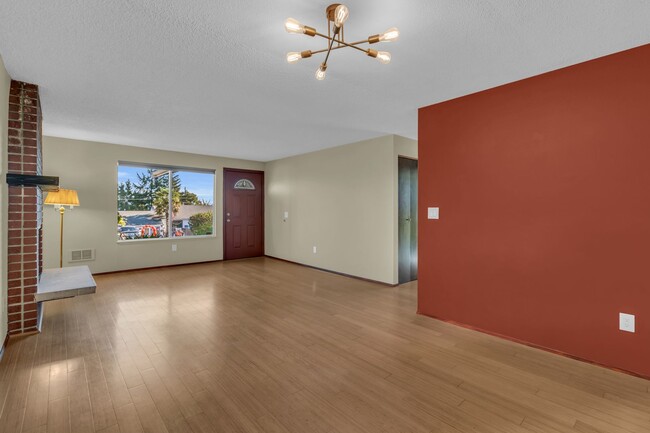 Building Photo - Immaculate Sunrise Heights Rambler ready f...