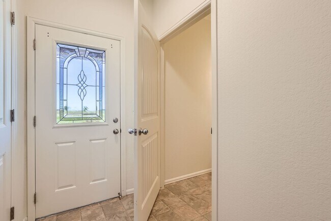 Foto del edificio - 3 bedroom townhome on north side, attached...