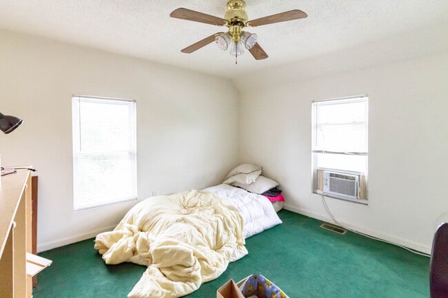 Building Photo - PRELEASING for AUGUST! Close to Campus