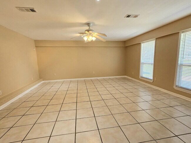 Foto del edificio - 4BR/2BA Single Family Home in Quiet Neighborhood