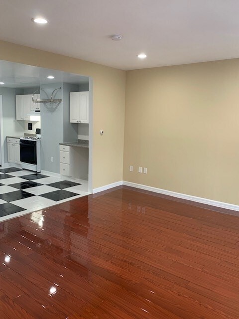 Building Photo - 258 Old River Rd