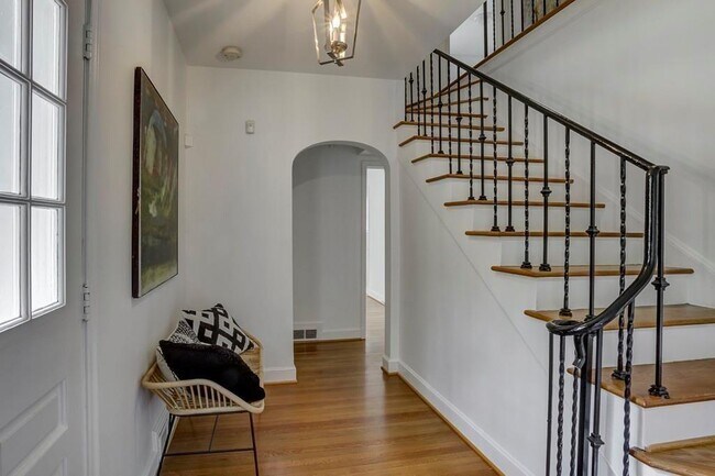 Foto del edificio - 2902 N Hills Dr NE