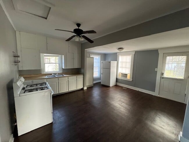 Building Photo - 2 Bedroom 1 Bathroom Home in quiet neighbo...
